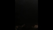 grupa młodzieńców zapina nauczycielkę