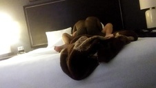 blond laseczka bawi się cycuszkami