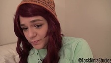 mamusia bawi się z rudą kotką