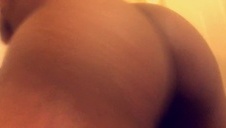 tatko posuwa przybraną córkę na pieska