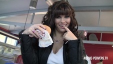 brunetka ze sterczącymi sutkami ciągnie jego fiuta