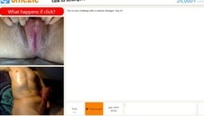 duża zabawka w rękach masturbującej się laski