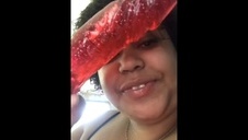 spusty na twarz gorącej brunetki