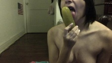 masażysta zabawia się pośladkami laski