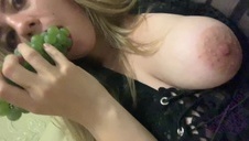 trzy młode suczki przy basenie