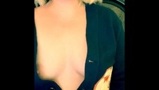 koleś cudnie ją masuje