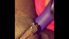 wciska swą sztywną pałę w śliską piczkę czekoladki