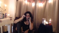 dwie niunie rozbierają się w ogrodzie