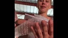 ponętne suczki liżą się na basenie