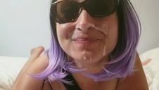 blondi bawi się różową zabawką