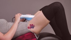 seksowna uczennica pokazuje bieliznę