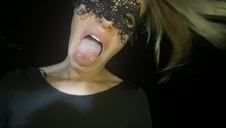 dymaniem próbują zarobić w internecie