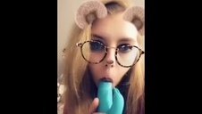 zgrabna niunia i wielkie dildo