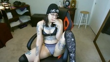 wypinająca się amatorka jest dymana na stole