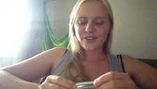 niewielka laska trzepie penisa stopami