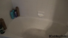 dwóch kolesi zapina laseczkę