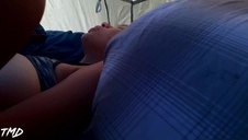 laska pokazuje śliczną cipkę