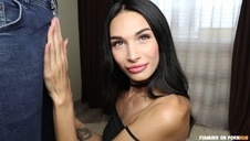 związana suczka w bagażniku