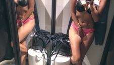 faceci pieszczą ją po dużym biuście