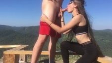 seksik z wypinającą się brunetką