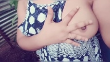 katie banks palcuje się podczas dymania