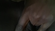 wpycha w jej buzię swą krzywą pałkę