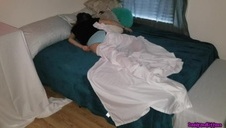 skośnooka suczita masuje dziurkę