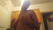 krągła lalunia ściska swe piersi