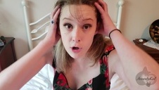 wydziarana suczka w jacuzzi