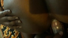 napalona laseczka penetruje swoje dziurki