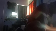 dziewczyna lubi się obnażać na krawędzi zauwarzenia