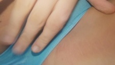 brunetka ciągnie sztywnego członka