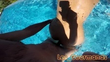 chętny na jej seksowne obcisłe zielone spodenki