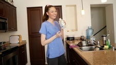 nastolatka wypina pupę