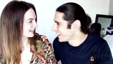 delikatnie dotyka gładkie ciało kochanki