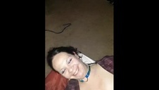 ciężarna brunetka kręci swoją pupą