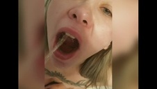 pieści swą cipkę o poranku w sypialni