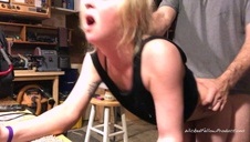 posuwa cudowną laseczkę na łóżku