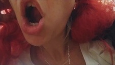 nastolatki wsadzają rączki w tyłki