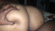 wypięła swoja dupkę pokazując czerwone stringi