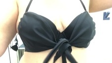 młoda z białym wibratorem