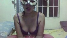 spust na buzię brunetki