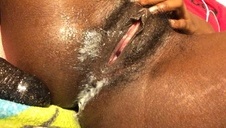 dwie ślicznotki ciągną pałkę