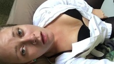 mamcia w szpilkach zabiera się za okularnika