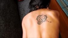 młoda z małym biustem masturbuje się na wyrku