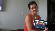 bardzo bliski kontakt z wytatuowaną cycatką