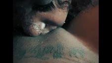 pełne usta zmęczonej brunetki