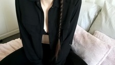 młoda ma spore cycuszki i namiętnie wali konia