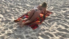 blondi płaci mu w naturze