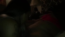 śliczna laseczka czuje się bardzo swobodnie na jego penisie